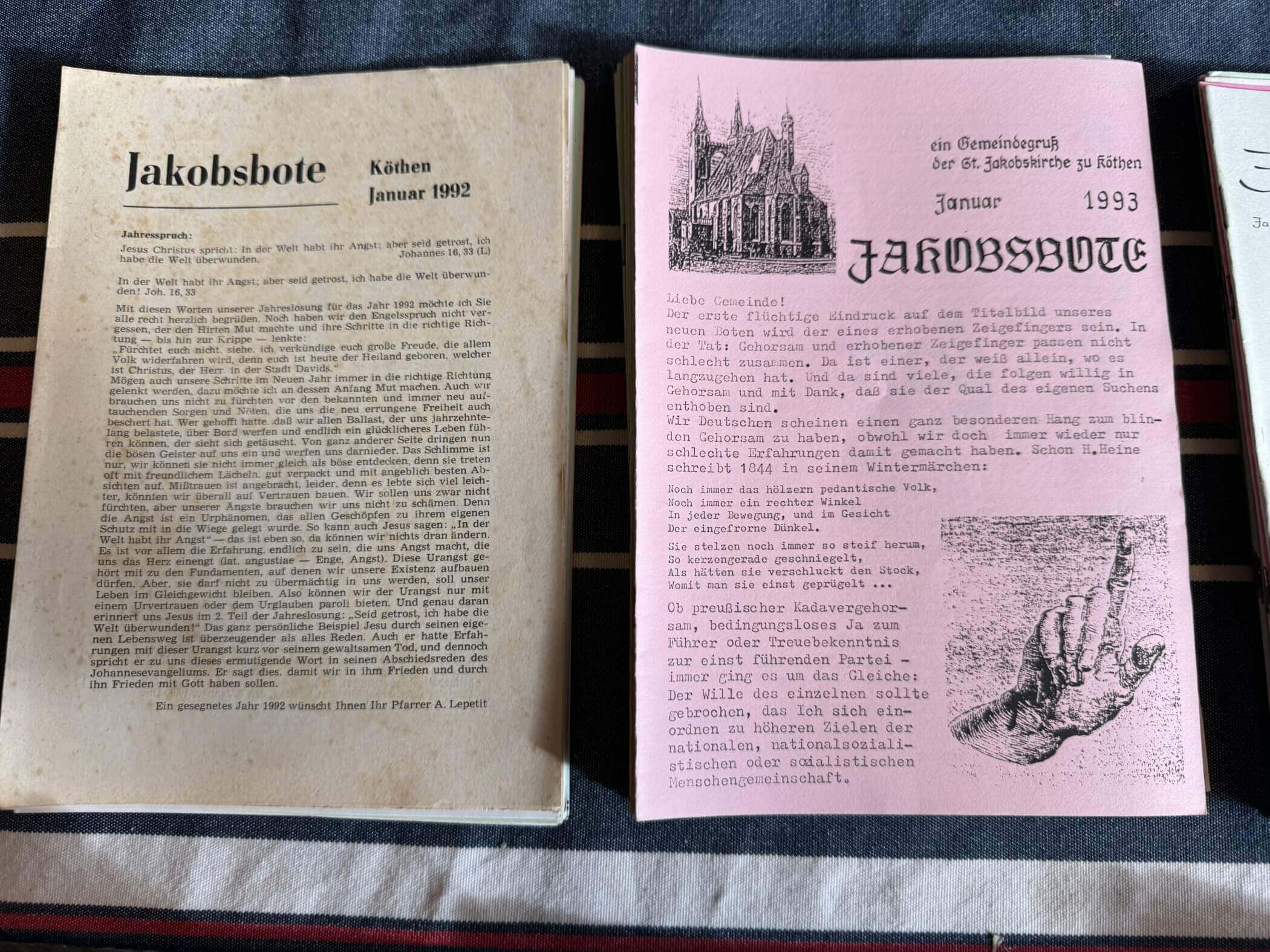 Ansicht auf zwei Kirchenboten aus den Jahren 1992 und 1993