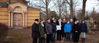 Spendenübergabe auf dem jüdischen Friedhof